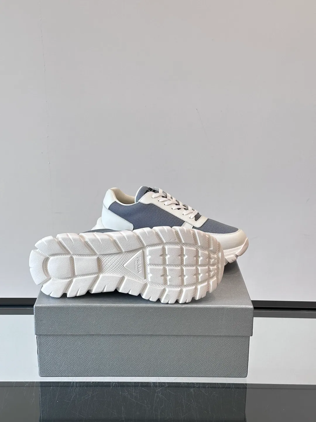 p440 "PRAD＊" men's new soft leather casual sneakers. This sneaker is made of Napa cowhide. The leather is soft and delicate, with a natural texture, which improves breathability. The rubber triangle logo on the outside embellishes the shoe body. The tongue and heel are decorated with brand letter logo details. Ultra-lightweight 6cm concave and convex rubber thick sole with PRADA letter logo on the side and cowhide lining. It feels comfortable on the foot and is exquisite and versatile! Size: 38-44 (45.46 customized)